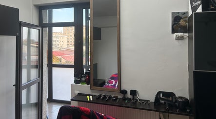 Echipamente de tuns la Nagy $tefan, București, București, RO cu reflexie în oglindă.