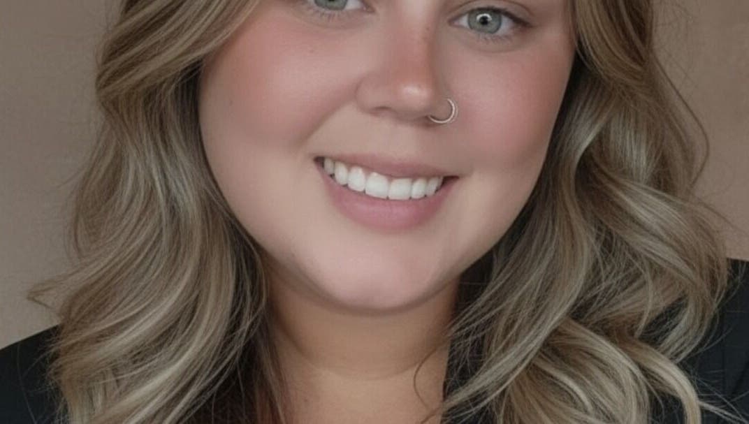 Cliente satisfeita no GioSerai Lash, Birkirkara, MT, com cabelos loiros e sorriso encantador.