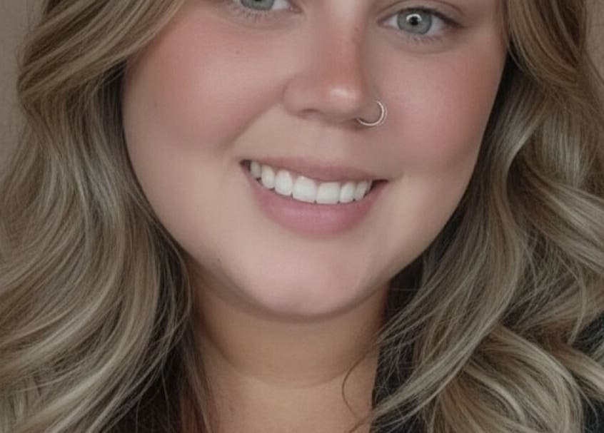 Cliente satisfeita no GioSerai Lash, Birkirkara, MT, com cabelos loiros e sorriso encantador.