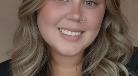 Cliente satisfeita no GioSerai Lash, Birkirkara, MT, com cabelos loiros e sorriso encantador.