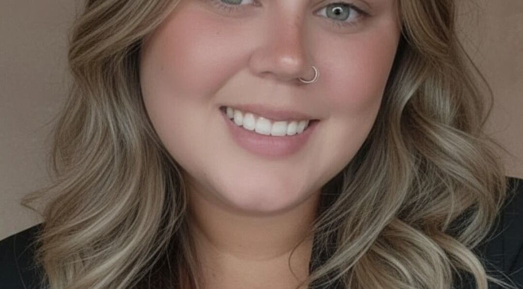 Cliente satisfeita no GioSerai Lash, Birkirkara, MT, com cabelos loiros e sorriso encantador.