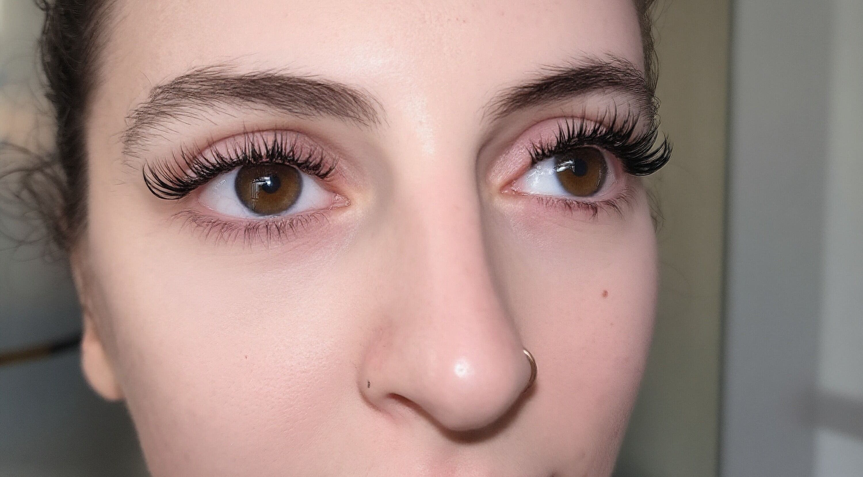 Extensões de cílios em GioSerai Lash, Birkirkara, MT, mostrando cílios volumosos.