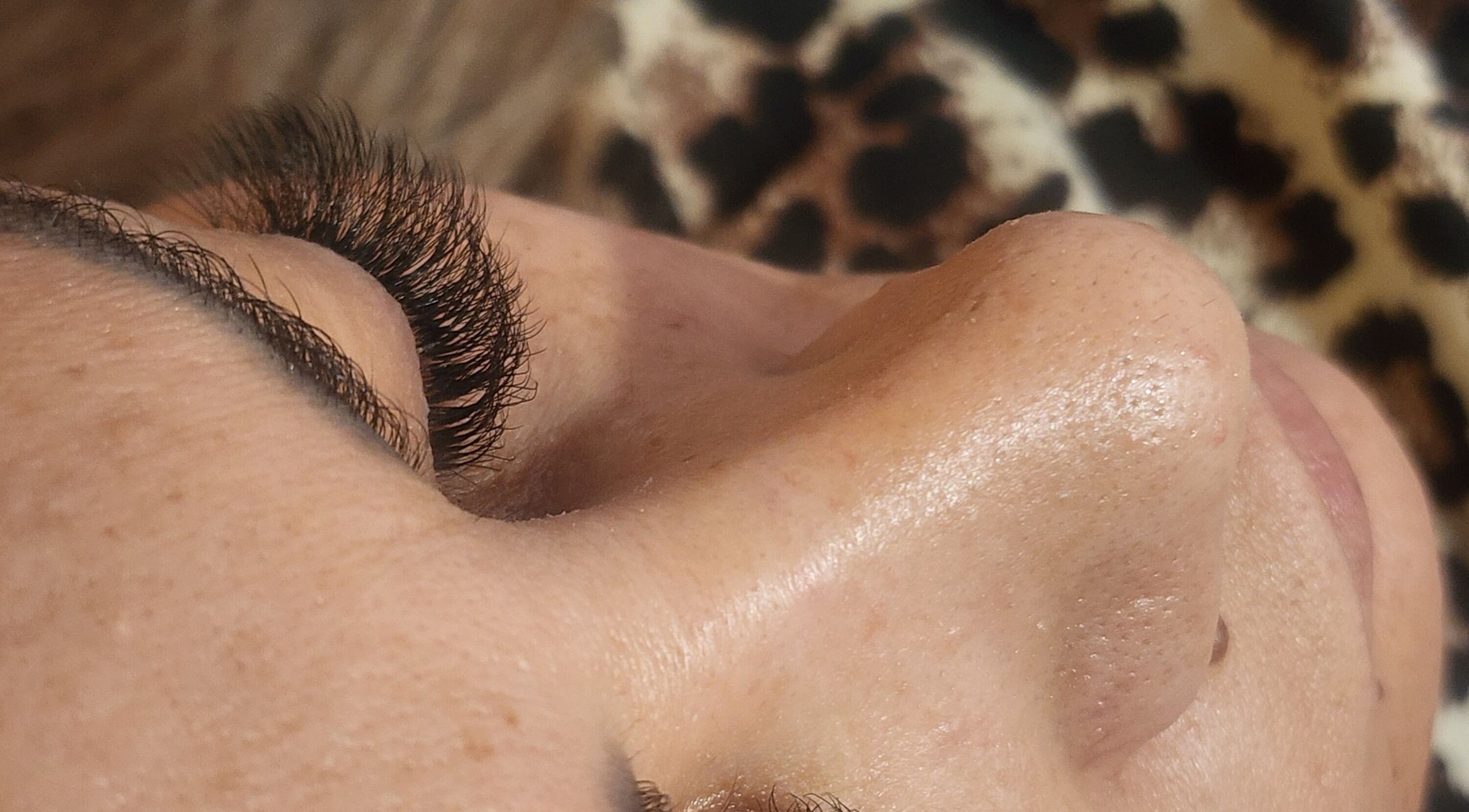 Extensão de cílios volumosos no GioSerai Lash, Birkirkara, MT. Beleza e sofisticação em destaque.