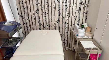 Relaxing treatment room at Look At Me Beauty Salon in Giroc, Județul Timiș, RO, featuring a massage bed.