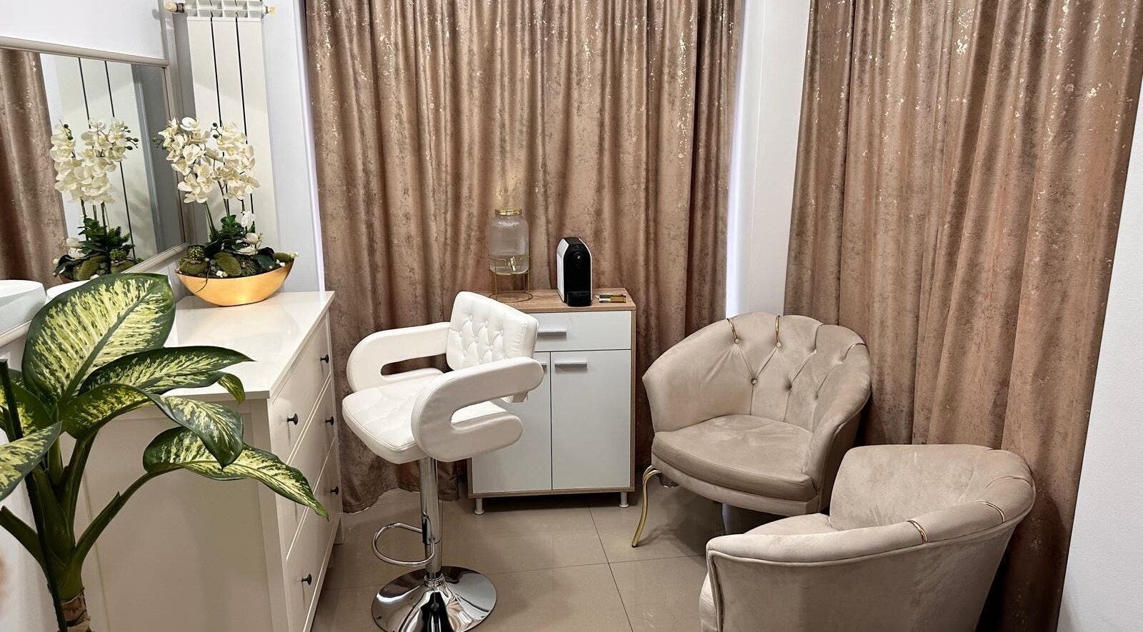 Luxurious seating area at Look At Me Beauty Salon, Giroc, Județul Timiș, RO with plush chairs and decor.
