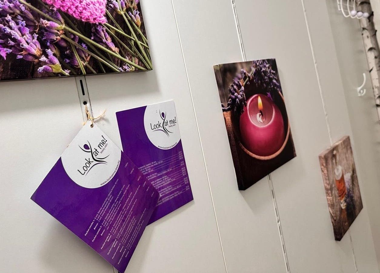 Artistic wall decor in Look At Me Beauty Salon, Giroc, Județul Timiș, RO enhances the tranquil atmosphere.
