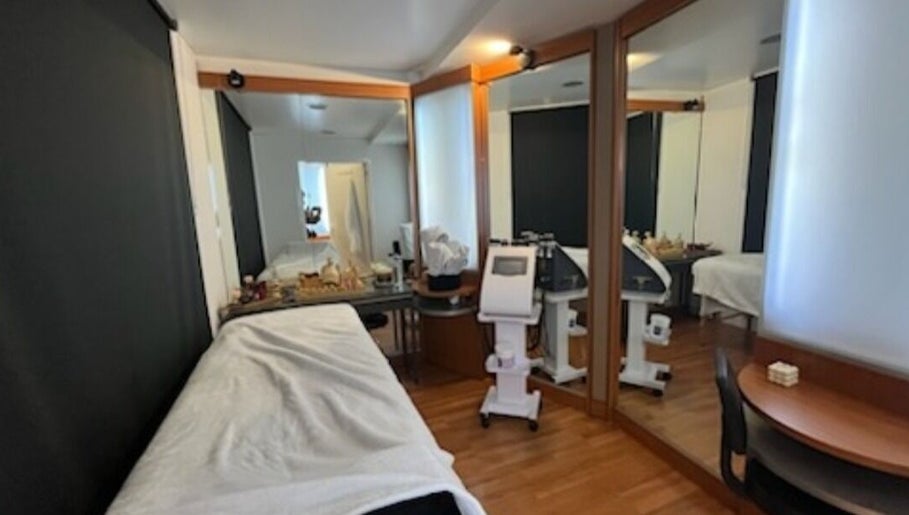 Salle de soin élégante à Les femmes d'abord, Paris, Île-de-France, avec équipements modernes et ambiance apaisante.