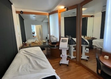 Salle de soin élégante à Les femmes d'abord, Paris, Île-de-France, avec équipements modernes et ambiance apaisante.