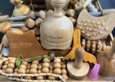 Instruments de massage en bois au salon Les femmes d'abord, Paris, Île-de-France, FR.