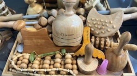 Instruments de massage en bois au salon Les femmes d'abord, Paris, Île-de-France, FR.