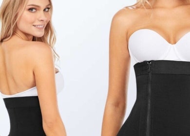 Modèle portant un corset noir à Les femmes d'abord, Paris, Île-de-France, FR.