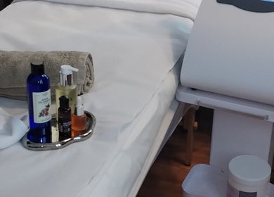 Table de soin avec produits de beauté à Les femmes d'abord, Paris, Île-de-France, FR.