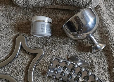 Outils de spa métalliques sur serviette à Les femmes d'abord, Paris, Île-de-France, FR.