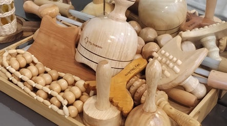 Outils de massage en bois chez Les Femmes D'abord, Paris, Île-de-france, FR pour bien-être naturel.