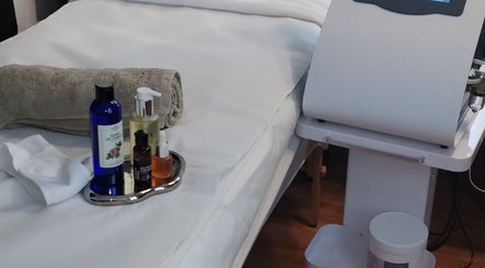 Salle de soins avec produits de beauté et appareil à Les Femmes D'abord, Paris, Île-de-France, FR.