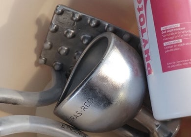 Outils de massage et bouteille à Les Femmes D'abord, Paris, Île-de-France, FR.