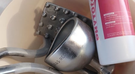 Outils de massage et bouteille à Les Femmes D'abord, Paris, Île-de-France, FR.