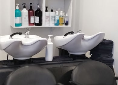 Stations de rinçage modernes à Les Femmes D'abord, Paris, Île-de-france, FR avec produits de soin.