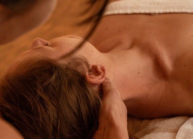 Massage im InnerLuna, Stuttgart, Baden-Württemberg, DE. Beruhigende Wellness-Atmosphäre.