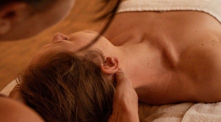 Massage im InnerLuna, Stuttgart, Baden-Württemberg, DE. Beruhigende Wellness-Atmosphäre.