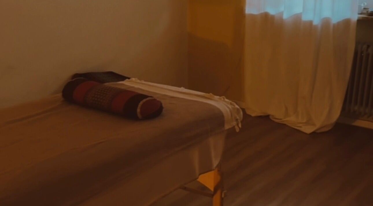 Gemütlicher Spa-Raum bei InnerLuna in Stuttgart, Baden-Württemberg, DE mit Massagetisch und sanfter Beleuchtung.