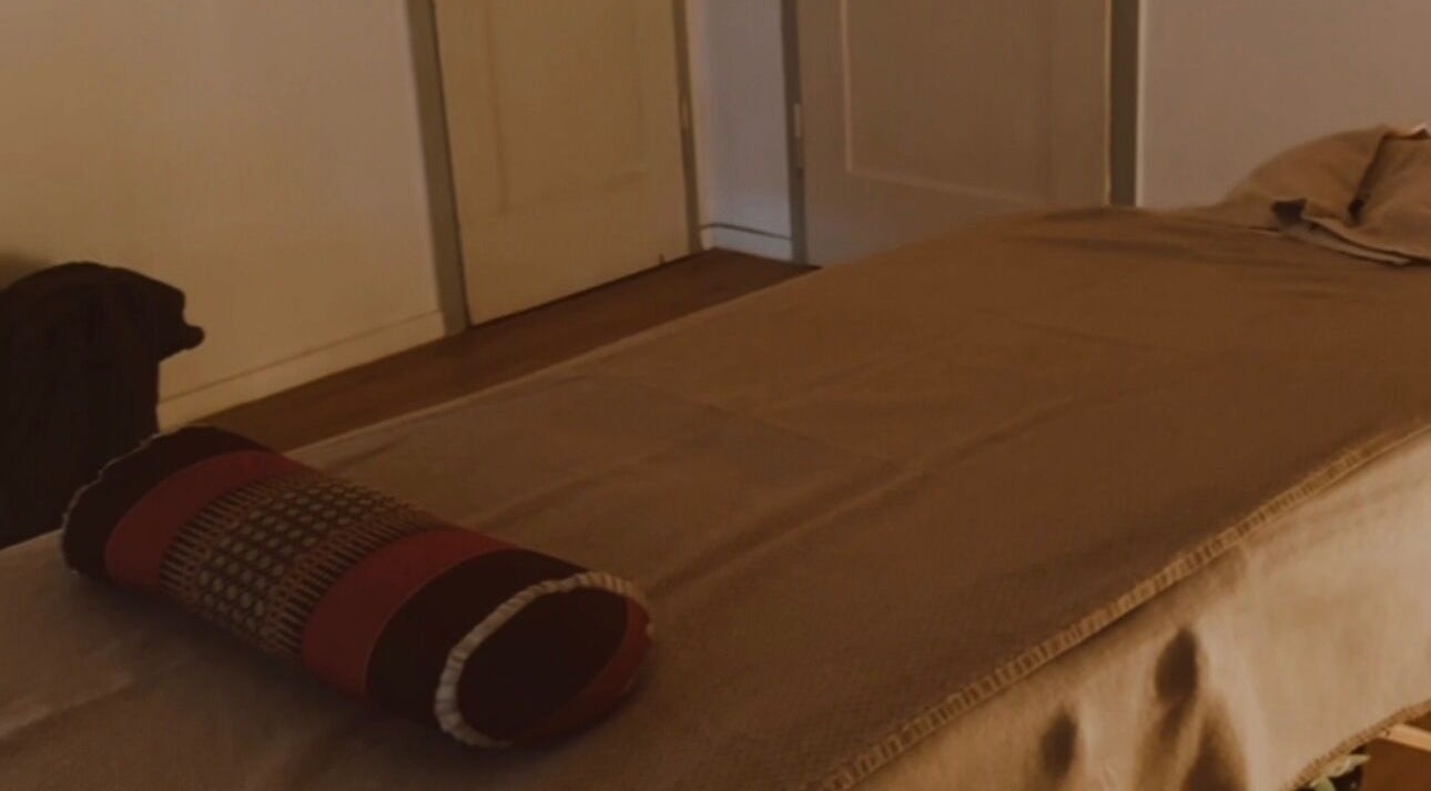 Ruhiger Massageraum bei InnerLuna, Stuttgart, Baden-Württemberg, DE mit zeigemäßer Matratze.