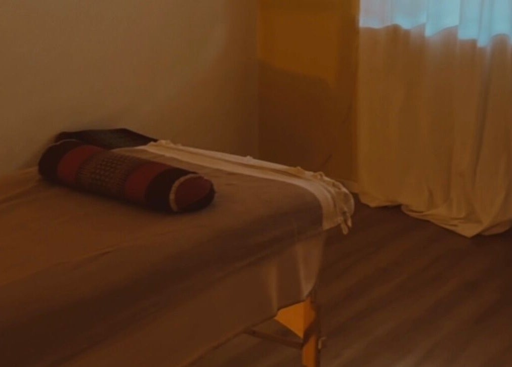 Ruheraum mit Massageliege bei InnerLuna, Stuttgart, Baden-Württemberg, DE.