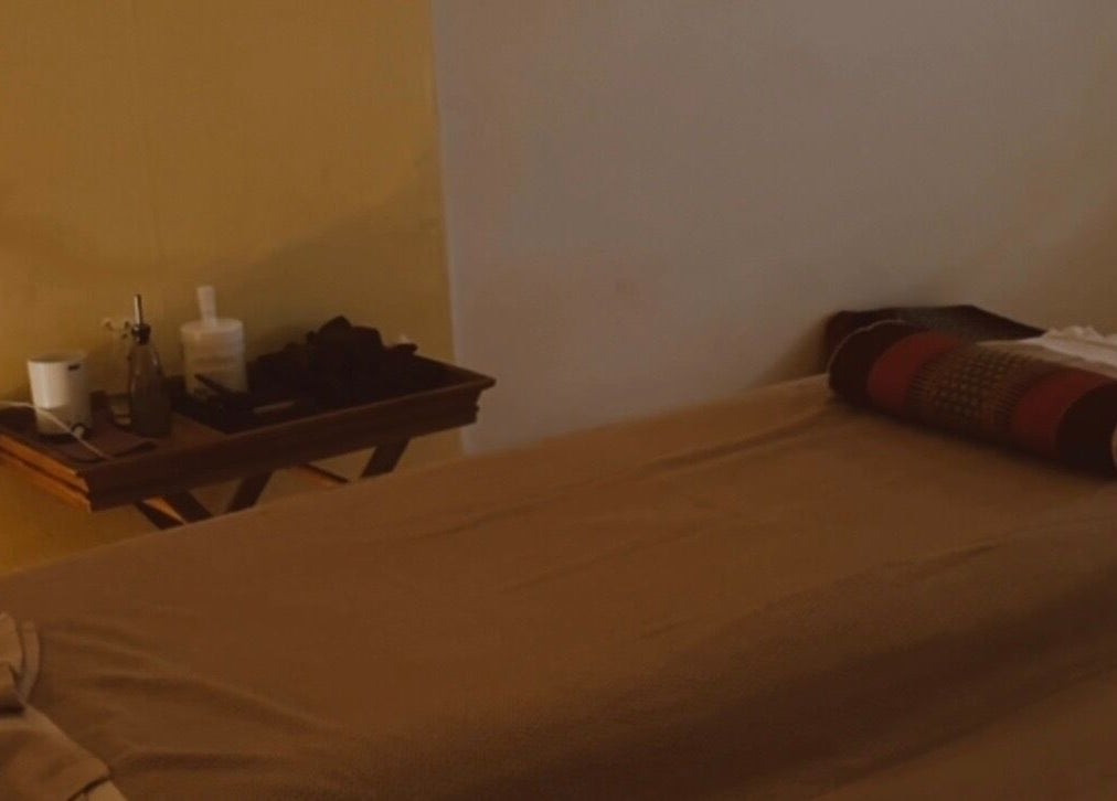 Entspannungsraum bei InnerLuna in Stuttgart, Baden-Württemberg, DE mit gemütlichem Massagetisch.