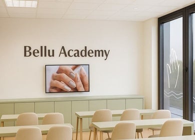 Učilnica v BELLU Academy s sodobnim pohištvom v Ljubljani, Ljubljana, SI.