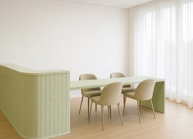 Moderni sprejemni prostor v BELLU Academy, Ljubljana, Ljubljana, SI s stilskimi stoli in mizami.