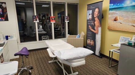 Relaxing treatment room at Body Sculpt Skin Laser in Vienna, Virginia, US with comfortable seating and beach decor.