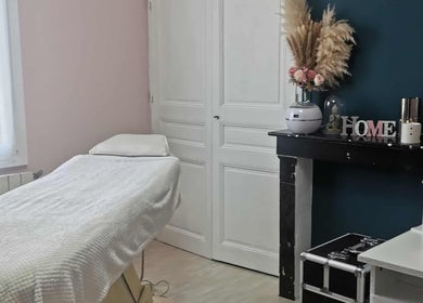 Salle de soin apaisante chez L'Atelier des Sens, Orvillers-sorel, Hauts-de-france, FR, avec lit de massage.