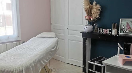 Salle de soin apaisante chez L'Atelier des Sens, Orvillers-sorel, Hauts-de-france, FR, avec lit de massage.