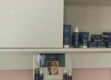 Produits de beauté sur étagère à L'Atelier des Sens, Orvillers-sorel, Hauts-de-france, FR.