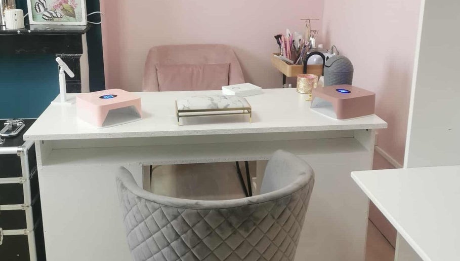 Espace manucure élégant à L'Atelier des Sens, Orvillers-sorel, Hauts-de-france, FR, avec chaise gris et table blanche.