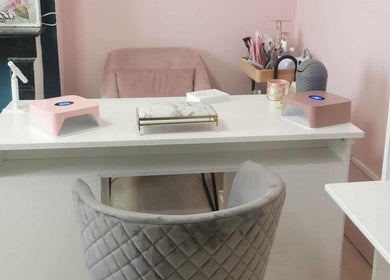 Espace manucure élégant à L'Atelier des Sens, Orvillers-sorel, Hauts-de-france, FR, avec chaise gris et table blanche.