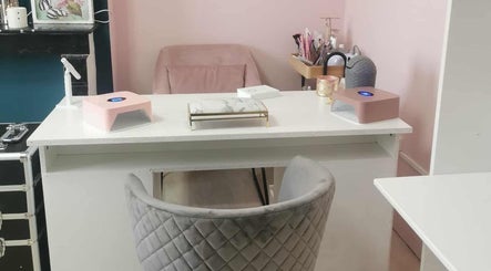 Espace manucure élégant à L'Atelier des Sens, Orvillers-sorel, Hauts-de-france, FR, avec chaise gris et table blanche.