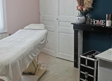 Salle de soins apaisante à L'Atelier des Sens, Orvillers-sorel, Hauts-de-france, FR.