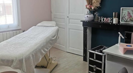 Salle de soins apaisante à L'Atelier des Sens, Orvillers-sorel, Hauts-de-france, FR.
