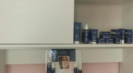 Produits de beauté sur étagère à L'Atelier des Sens, Orvillers-sorel, Hauts-de-france, FR.
