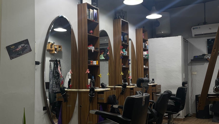 Modern salon interior with elegant mirrors at Qusai, عمّان, محافظة العاصمة, JO.