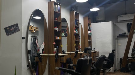 Modern salon interior with elegant mirrors at Qusai, عمّان, محافظة العاصمة, JO.