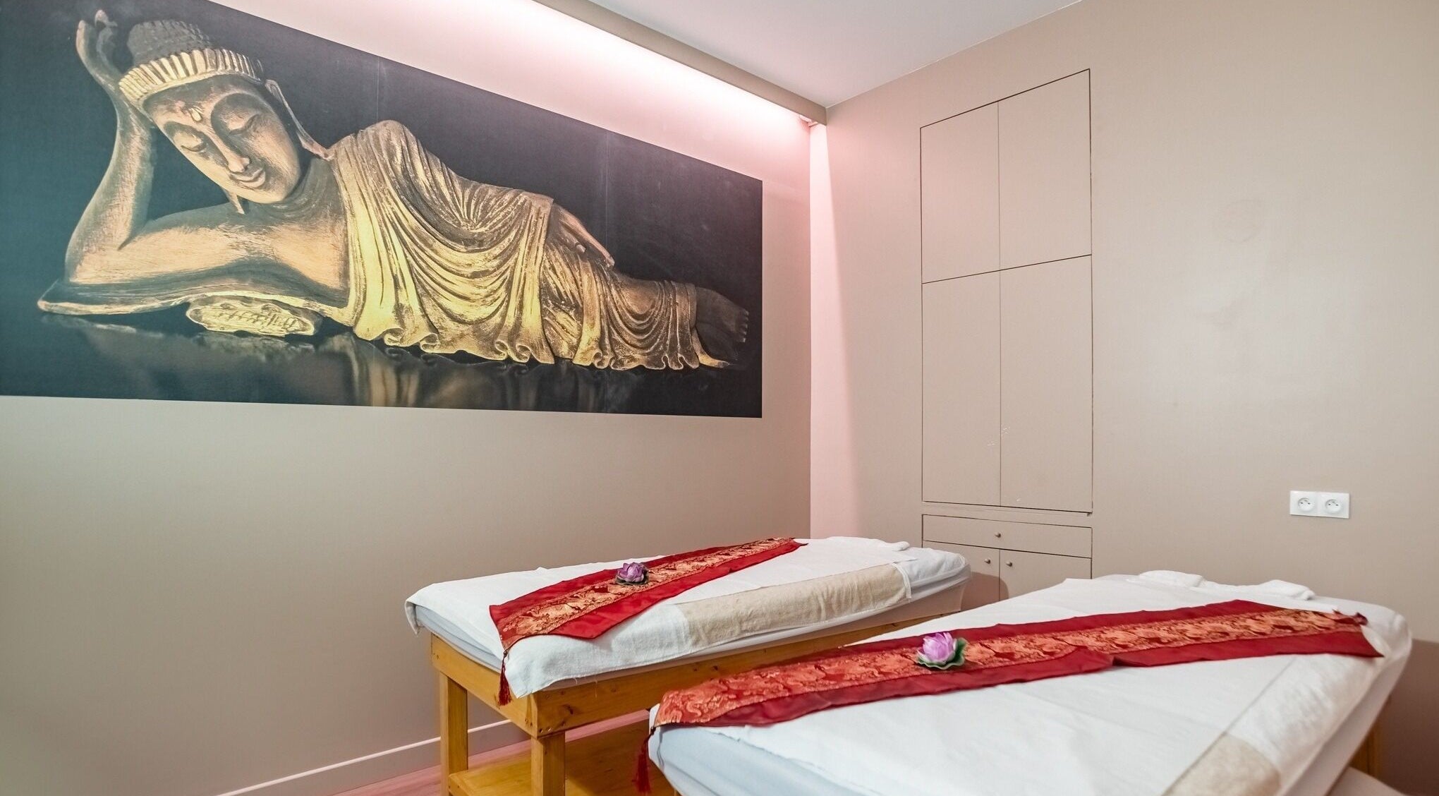 Salle de massage double chez THAÏ EDEN, Paris, Île-de-France, FR, décorée avec une statue bouddhique.