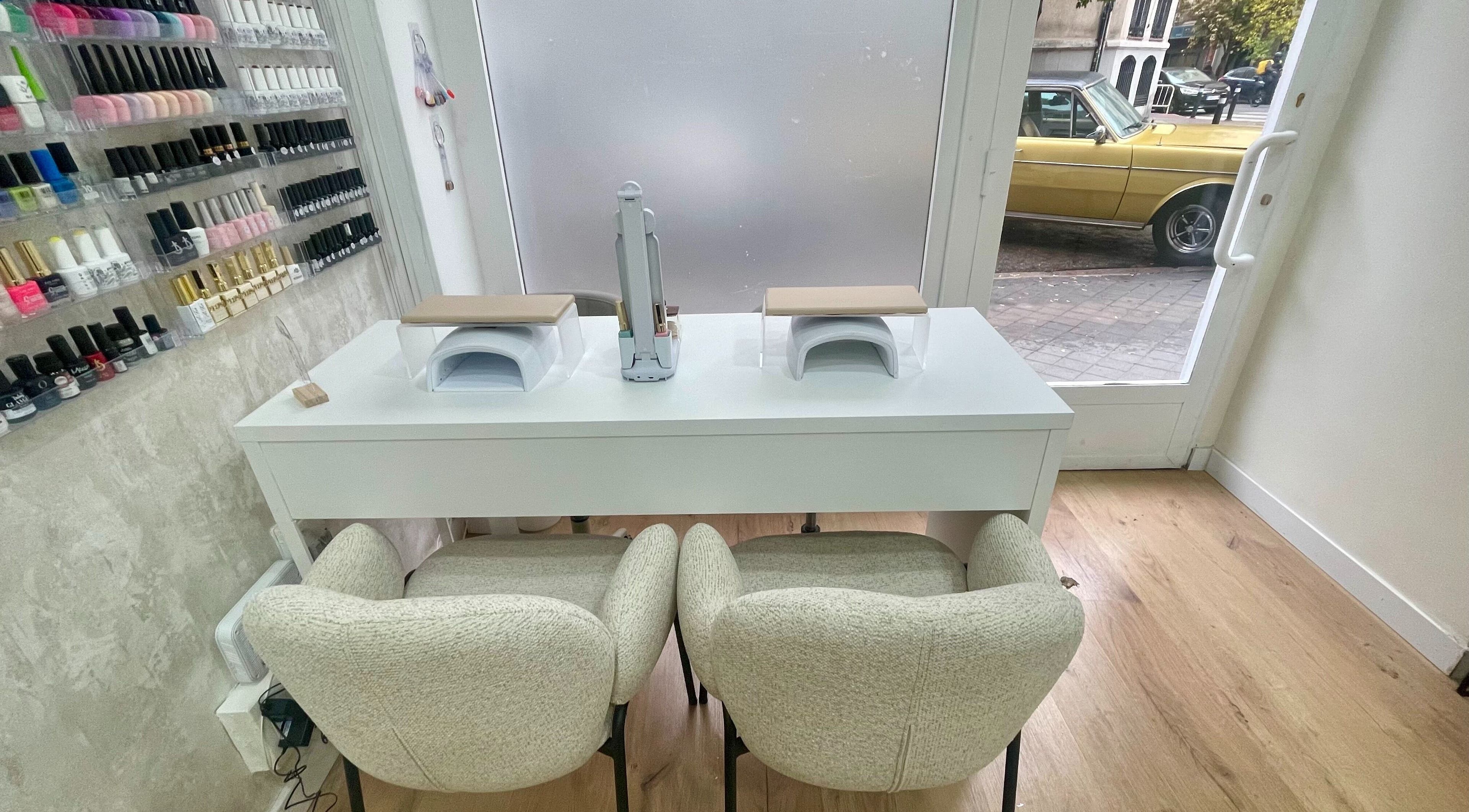 Estación de manicura en Puerta 53 Studio, Madrid, Comunidad De Madrid, ES, con muchas opciones de esmalte.