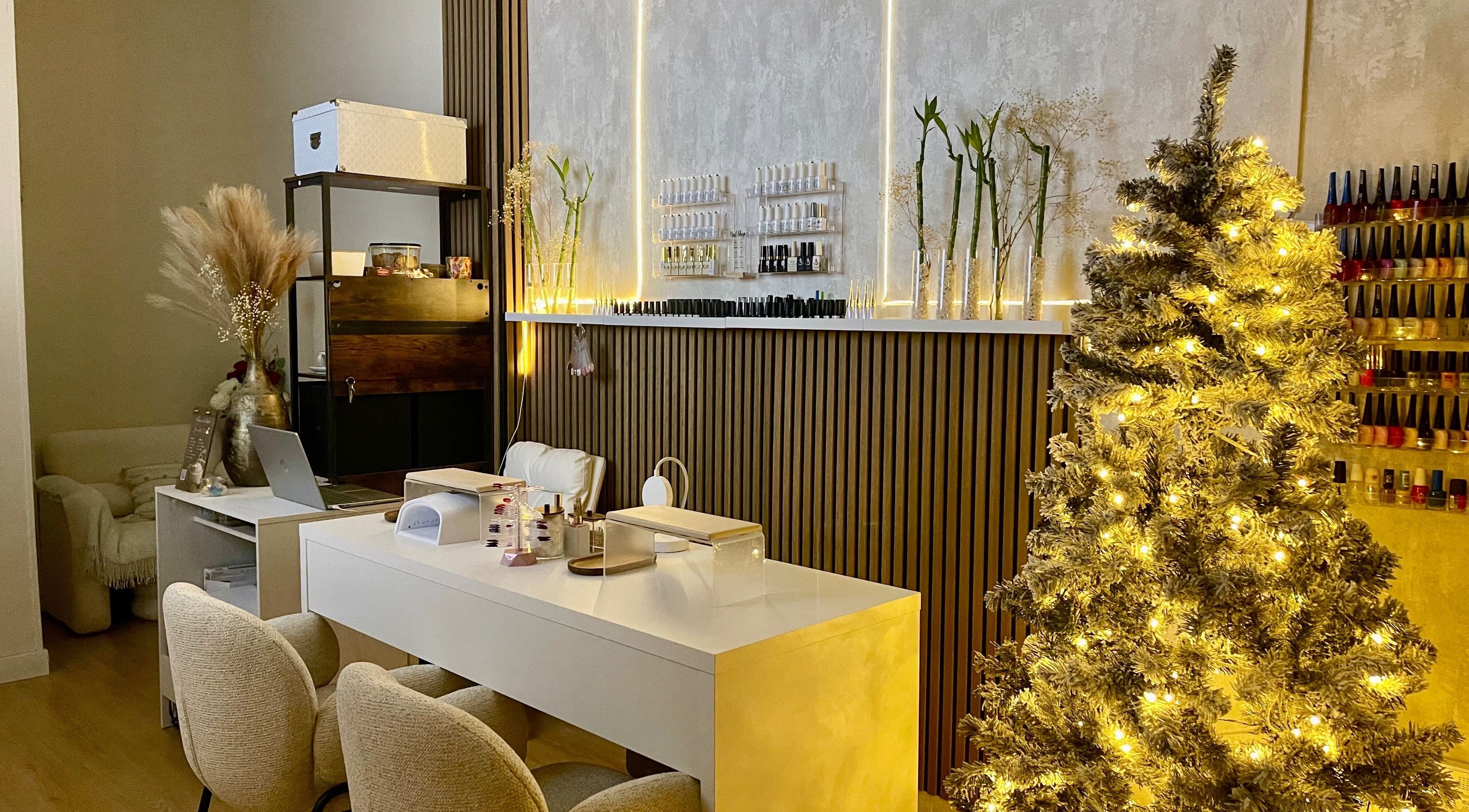 Espacio acogedor y elegante de Puerta 53 Estudio en Madrid, Comunidad De Madrid, ES, con decoración navideña.