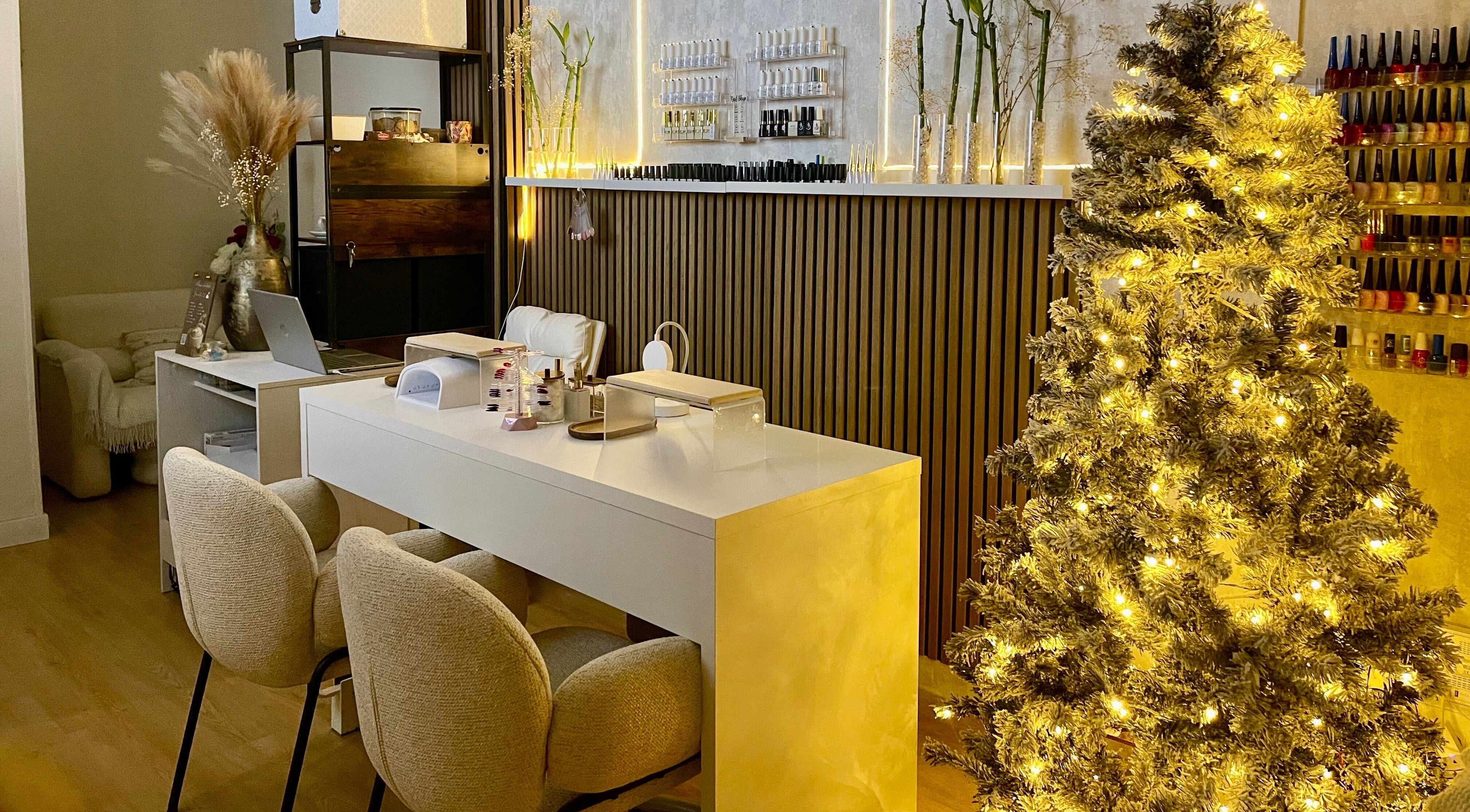 Decoración navideña iluminada en Puerta 53 Estudio en Madrid, Comunidad De Madrid, ES.