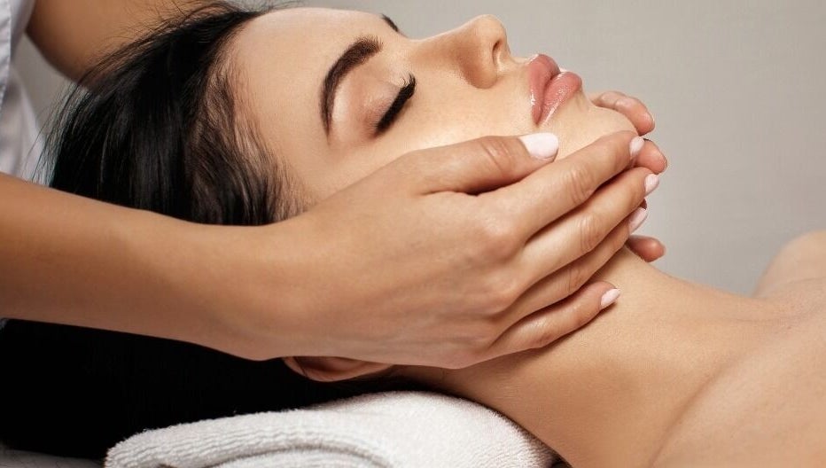 Отпускащ масаж на лице в Abrazzo Beauty Factory, Пловдив, Пловдив, BG, предлагащ пълен релакс.