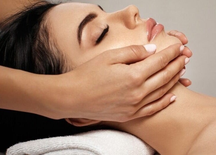 Отпускащ масаж на лице в Abrazzo Beauty Factory, Пловдив, Пловдив, BG, предлагащ пълен релакс.