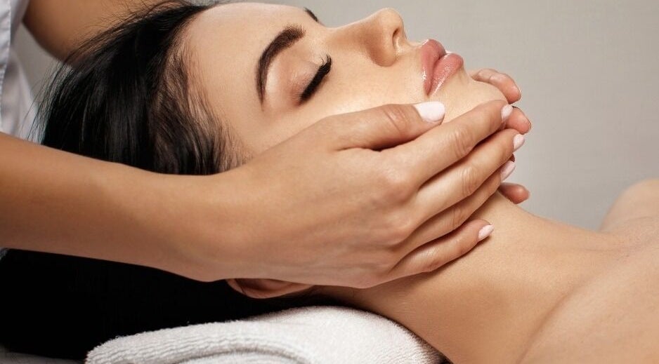 Отпускащ масаж на лице в Abrazzo Beauty Factory, Пловдив, Пловдив, BG, предлагащ пълен релакс.