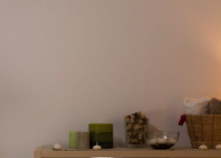 Топла атмосфера в Abrazzo Beauty Factory, Пловдив, Пловдив, BG с декорация и свещи.